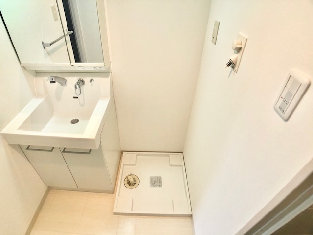 洗面設備　お洒落な洗面台付きの脱衣スペース、洗濯機も置けます