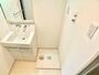 洗面設備　お洒落な洗面台付きの脱衣スペース、洗濯機も置けます