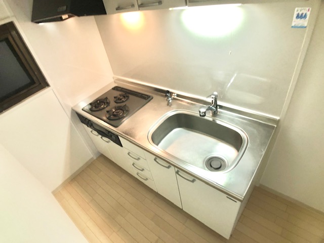 キッチン　独立タイプ、大型システムキッチンを採用