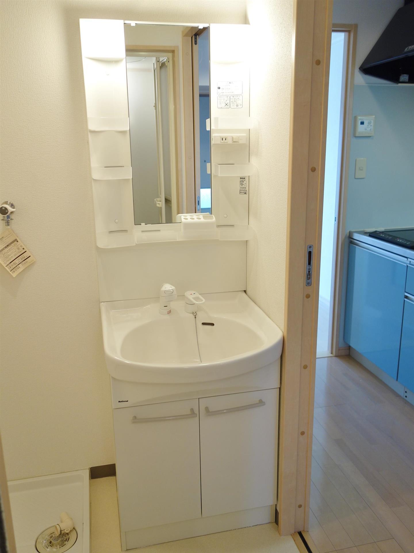 洗面設備　使い勝手が良いシャワー水栓の洗面台♪