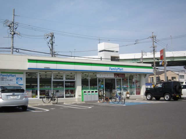 コンビニ　ファミリーマート（コンビニ）まで300m