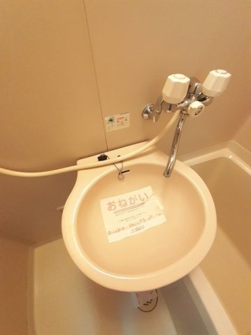 洗面設備　明るい洗面所です