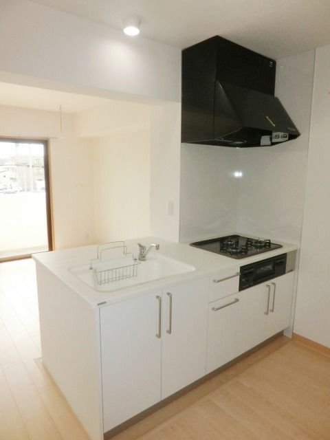 キッチン　対面式なのでリビングを見渡せます。