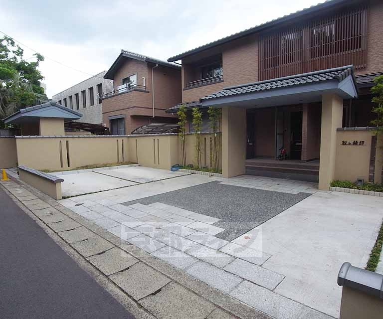 駐車場　ガレージ一台無料です。