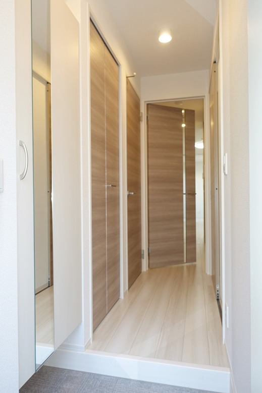 玄関　玄関のシューズボックスはたっぷり入ってミラー付き☆