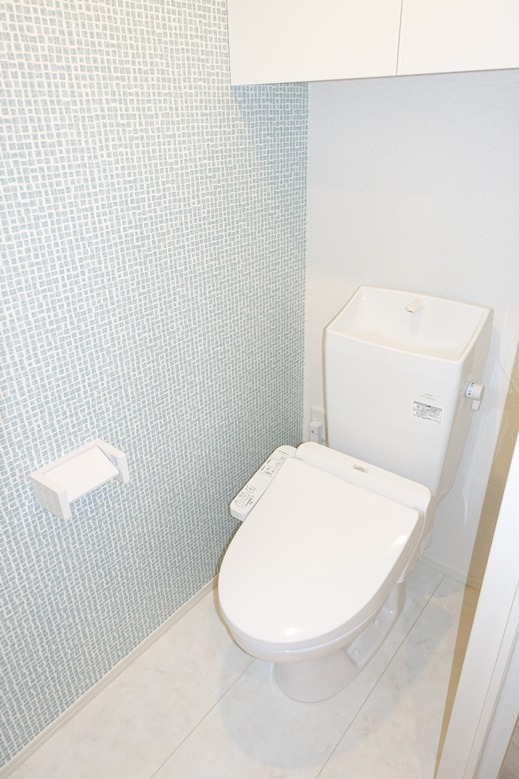 トイレ　清潔感のあるトイレには収納棚付き！
