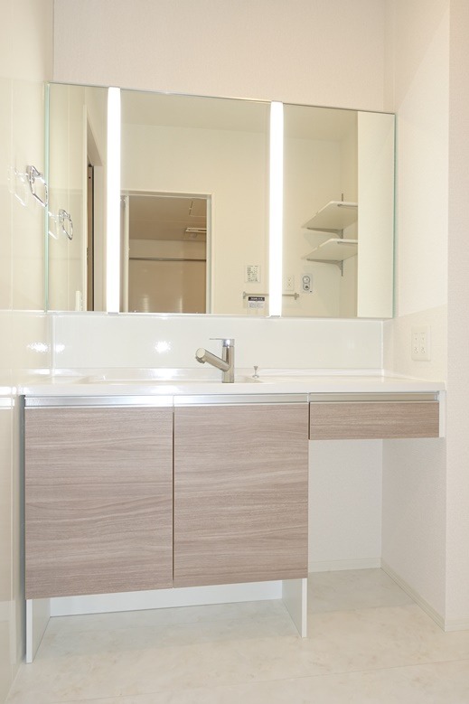 洗面設備　大きい鏡の洗面台は朝の支度に大活躍☆