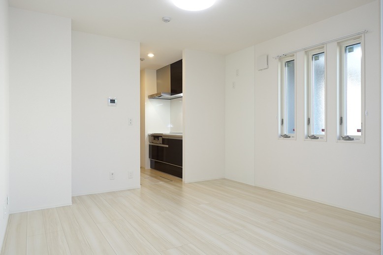 居室・リビング　１０．７帖の白を基調としたリビング♪