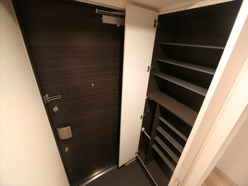 玄関　玄関　シューズボックス付（収納充実してます）