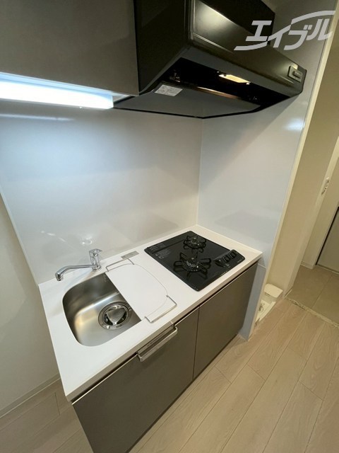 キッチン　ガスコンロ２口付き、シンクも広めです！