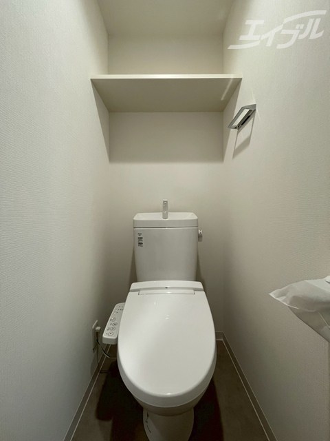 トイレ　ウォシュレット付き暖房便座！収納棚もあります！