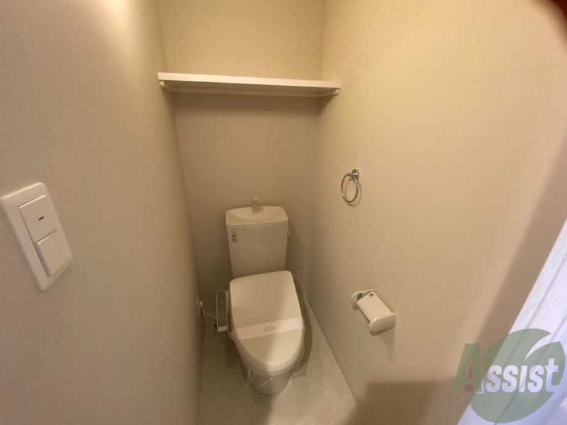 トイレ　温水洗浄付きの便座です。便利で使い勝手がいいですね。