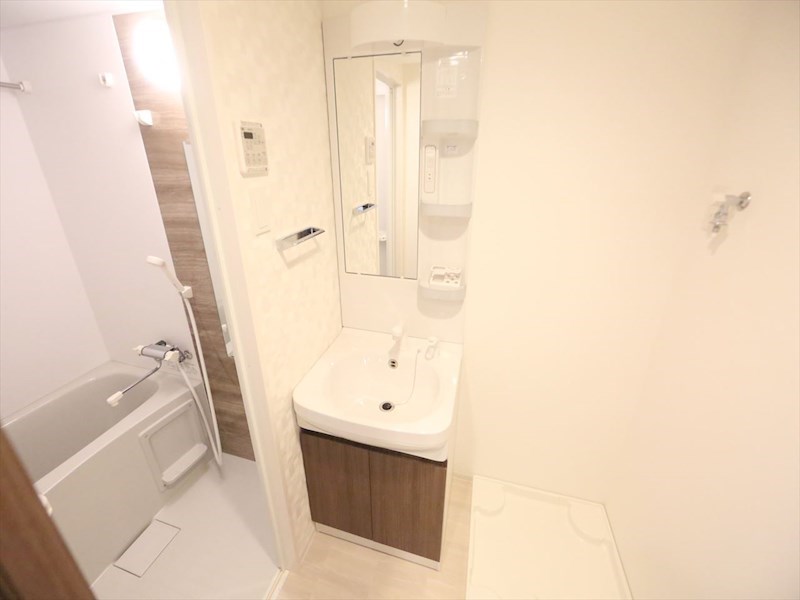 洗面設備　脱衣所　独立洗面台（シャンプードレッサー付）収納スペース有