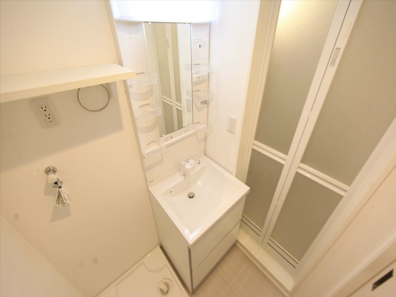 洗面設備　脱衣所　独立洗面台（シャンプードレッサー付）洗濯機置き場