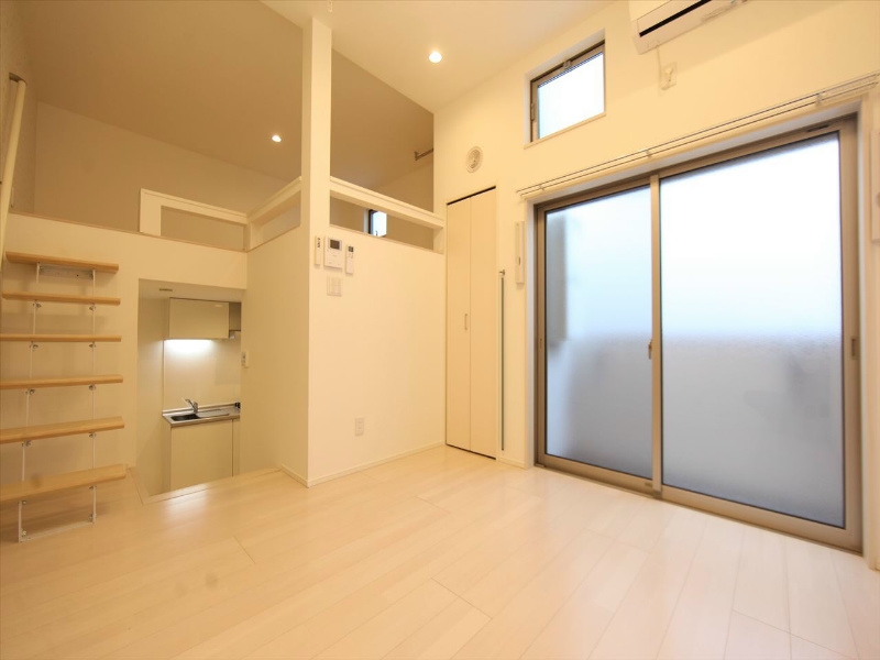 居室・リビング　洋室6.0帖　エアコン付　収納充実　バルコニー