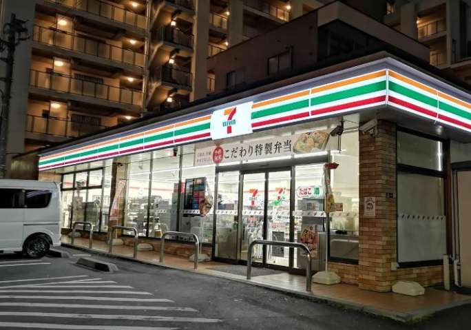 コンビニ　セブンイレブン（コンビニ）まで166m