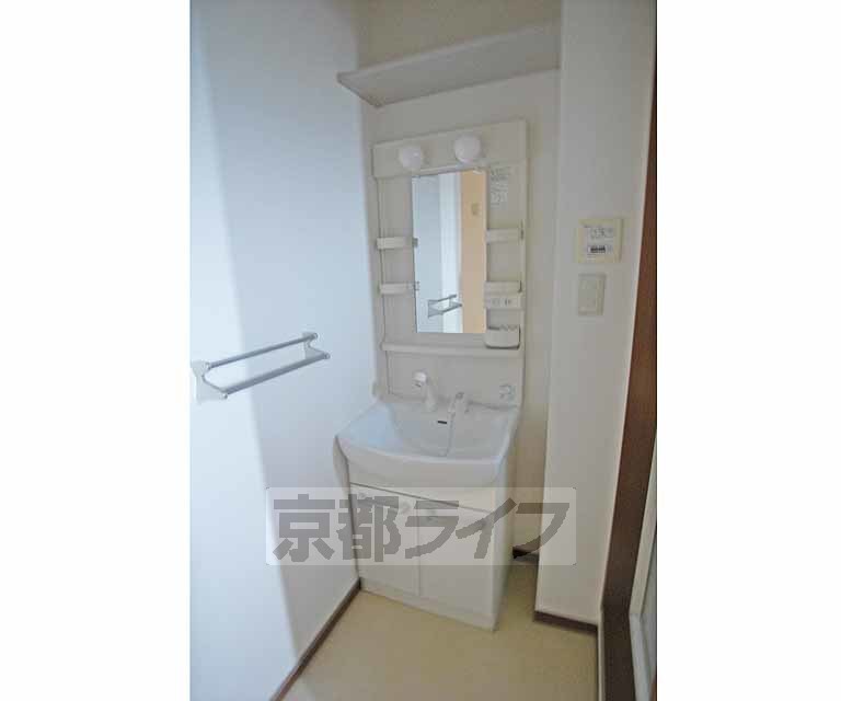 洗面設備　綺麗な洗面台です。