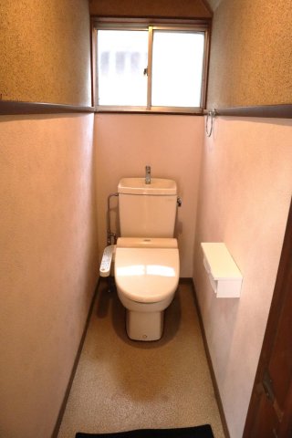 トイレ　洋式トイレでクリーニング済みです。