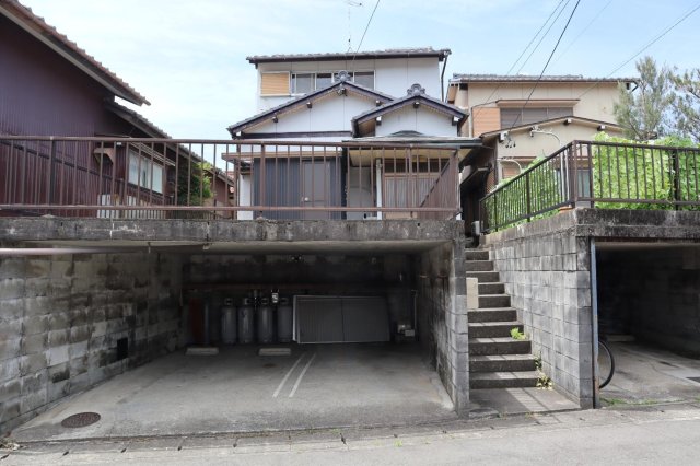 駐車場　駐車場は2台使用できます。高さは低いです。