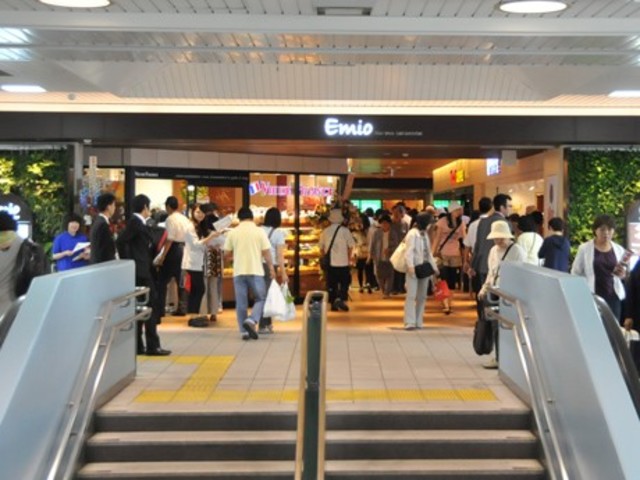 ショッピングセンター　Emio練馬高野台（ショッピングセンター）まで746m