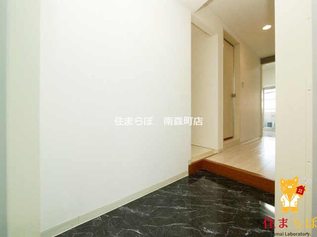 玄関　「気になったら、LINEで気軽に相談できますよ。」