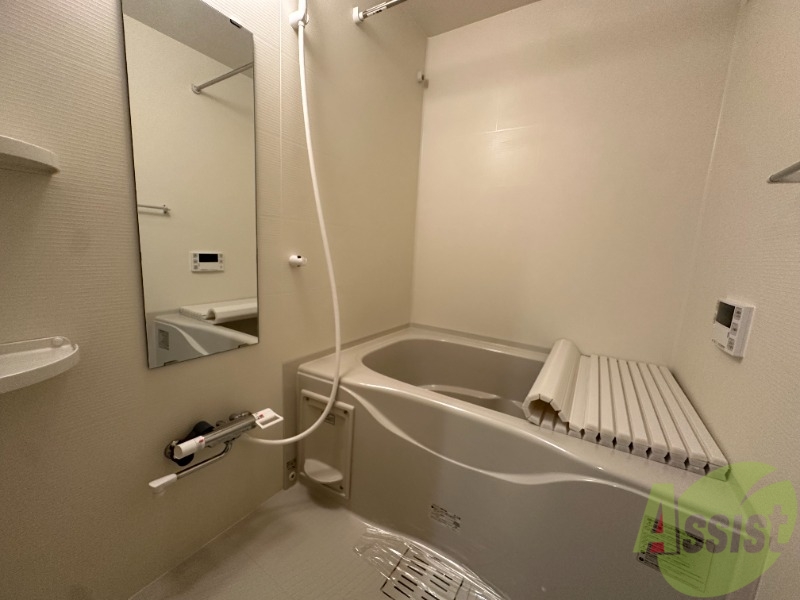 バス・シャワールーム　浴室は綺麗な白基調でゆっくり休めそうですね。