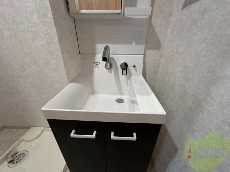 洗面設備　綺麗な独立洗面台付きで身支度もはかどりますね。