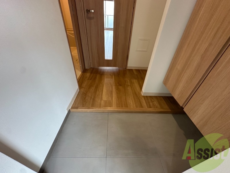 玄関　グレーのオシャレな広々とした玄関スペースです。