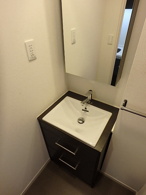 洗面設備　スタイリッシュな洗面台。