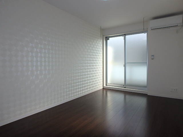 居室・リビング　シックなフローリングが上質な空間を演出。