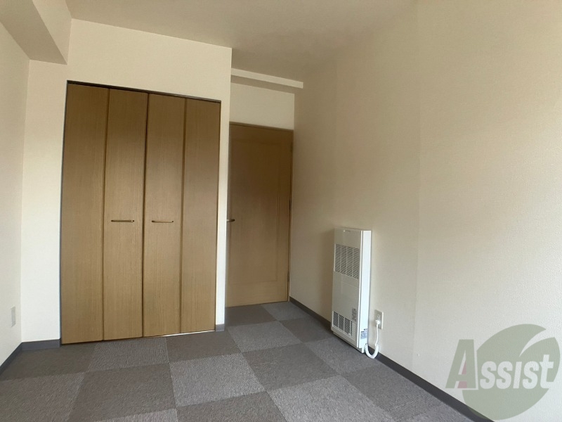 その他部屋・スペース　５．７帖の洋室です。広々として、きれいですね。