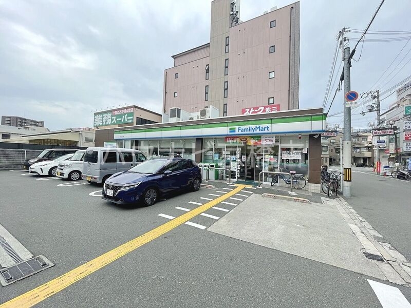 コンビニ　ファミリーマート赤川三丁目店（コンビニ）まで426m