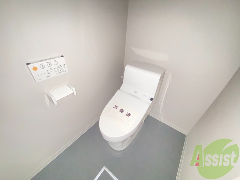 トイレ　温水洗浄便座なので快適に使用できそうですね。