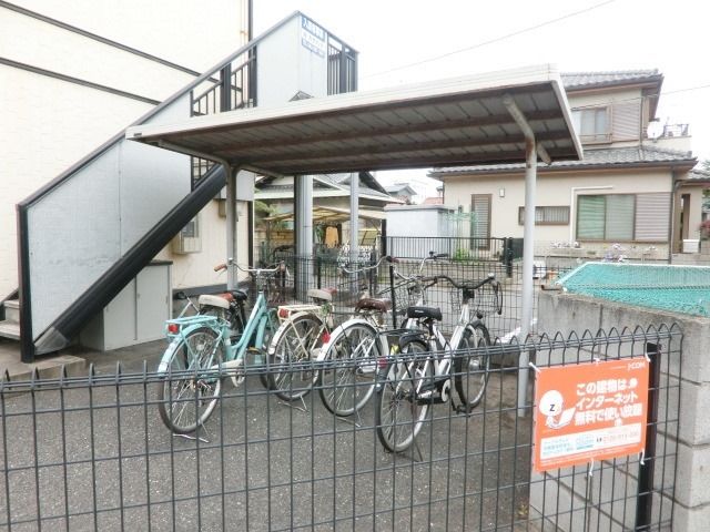 エントランス　屋根付きの駐輪スペースです。