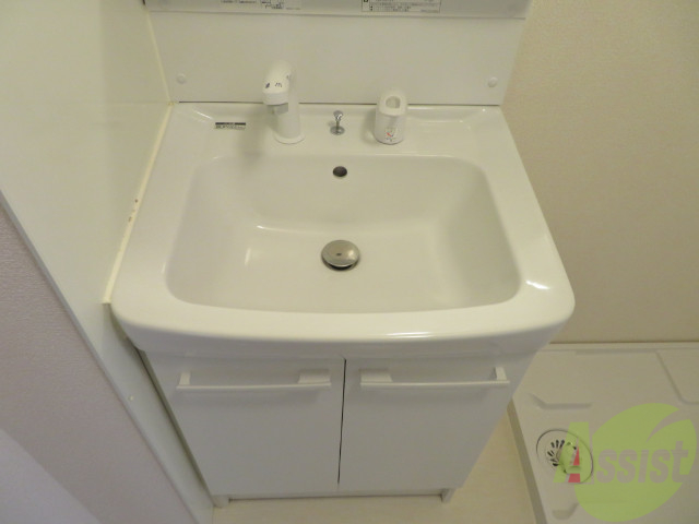 洗面設備　洗面台。朝の身支度はここでばっちり決めましょう。