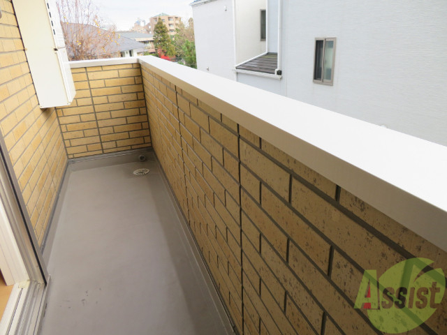 バルコニー　バルコニーは幅があり、広い印象を受けました。