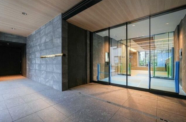 エントランス　落ち着いたエントランスです