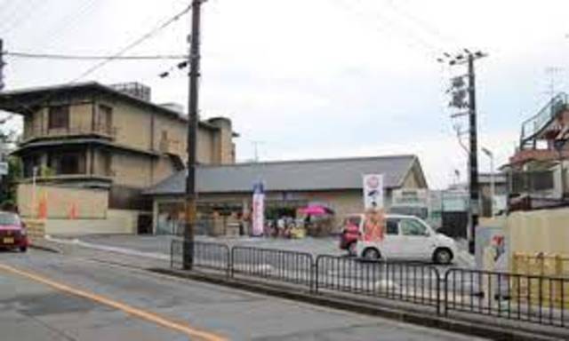 コンビニ　セブンイレブン金閣寺前店（コンビニ）まで556m