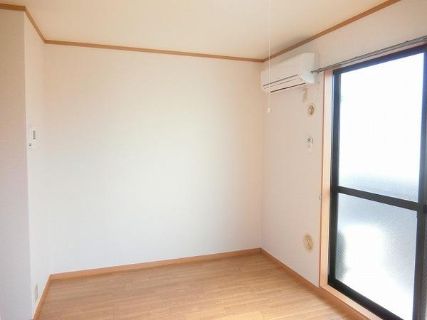 居室・リビング　広々とした洋室！