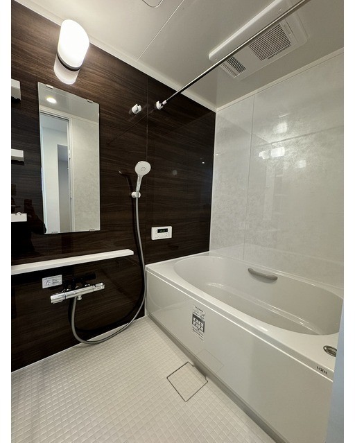 バス・シャワールーム　嬉しい追い焚き・浴室乾燥機付きです♪