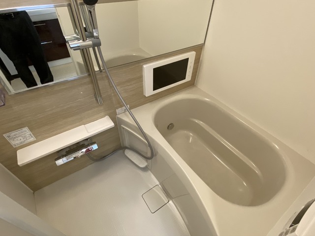 バス・シャワールーム　テレビ付きの大きなお風呂