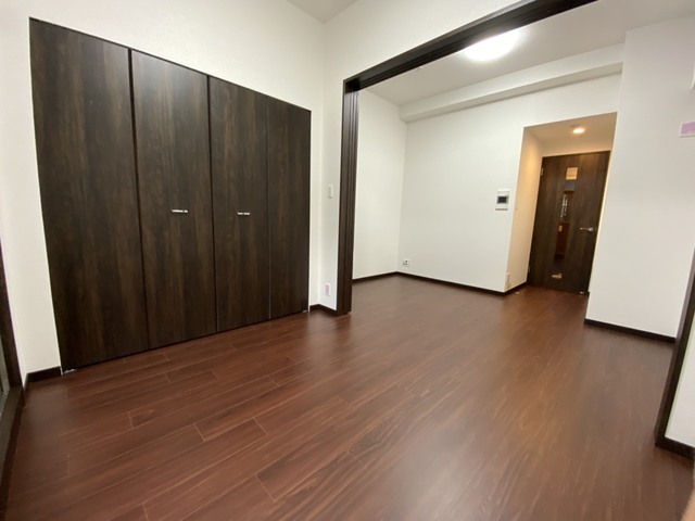 その他部屋・スペース　バルコニー側から部屋全体を見た様子