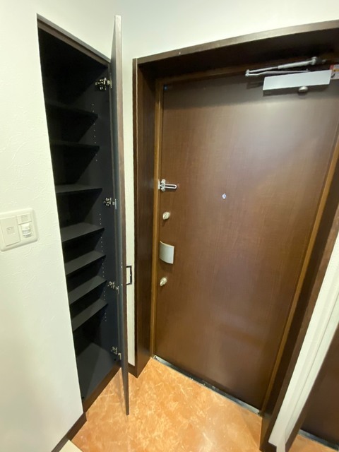 玄関　玄関横に大きなシューズボックス