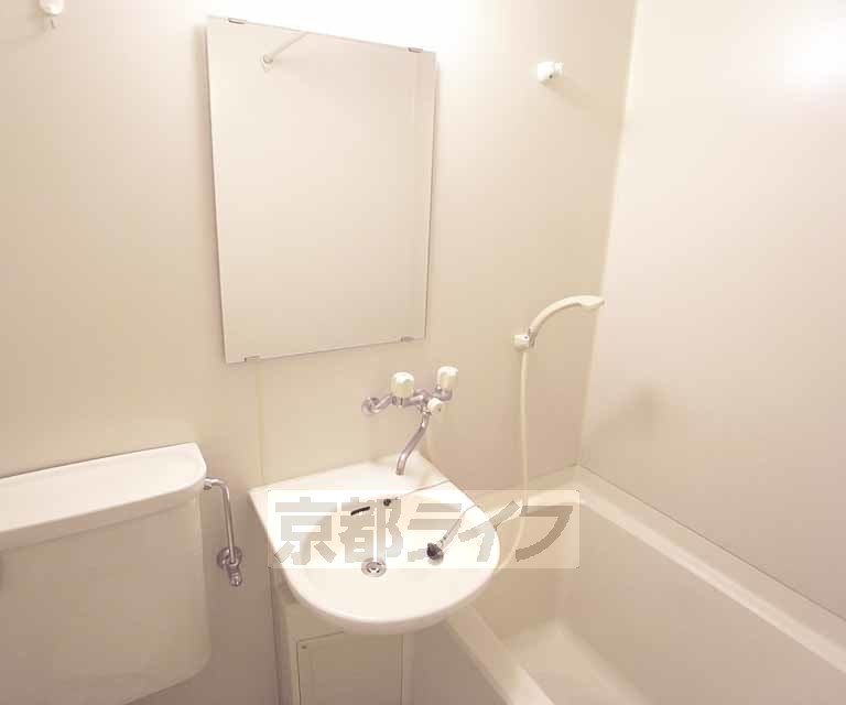 洗面設備　ユニットバスの洗面台です。