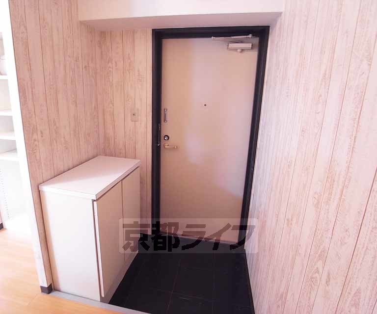 玄関　広めの玄関には、少々大きめのものも置けそうですね