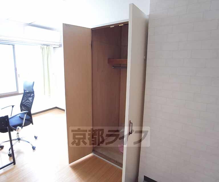 収納　ロングコートもちゃんと掛けられるクローゼットです