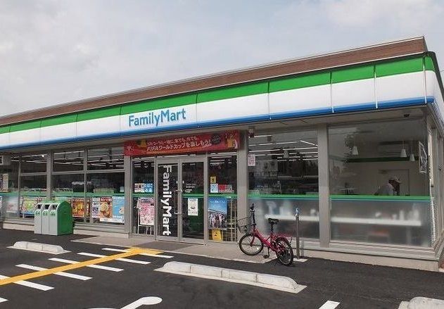 コンビニ　ファミリーマート（コンビニ）まで650m