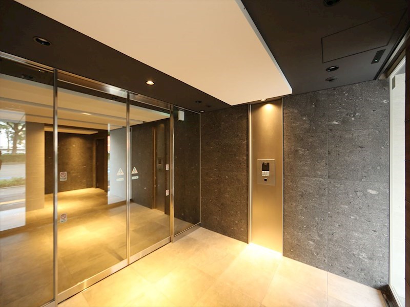 エントランス　エントランス　オートロック付　防犯カメラ有り