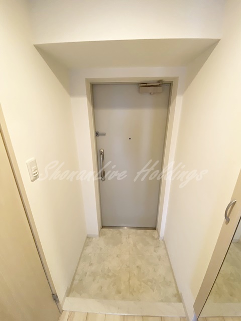 玄関　明るい洗面所です