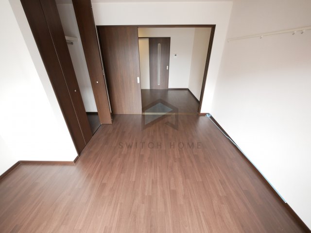 その他部屋・スペース　落ち着いた色調の寝室です